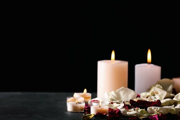 Velas Ardentes Pétalas Flor Celebração Divaly Fundo Escuro — Fotografia de Stock