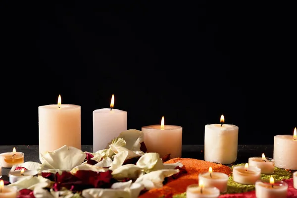 Velas Ardientes Pétalos Flores Para Celebración Divalidad Sobre Fondo Oscuro — Foto de Stock