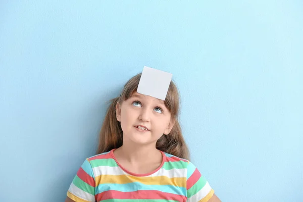 Little Girl Blank Note Paper Her Forehead Color Background — Stock Photo, Image