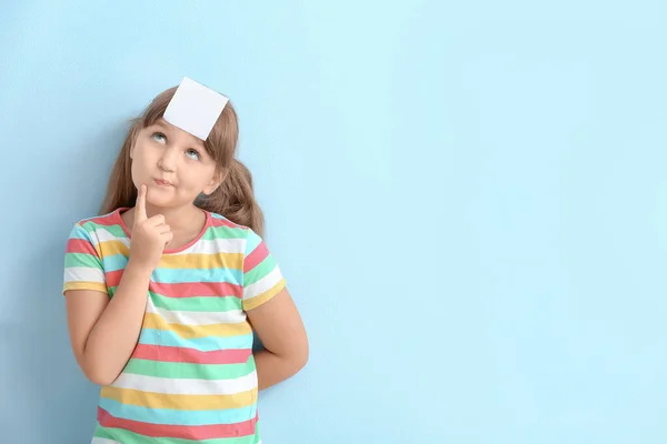 Menina Pensativa Com Papel Nota Branco Testa Contra Fundo Cor — Fotografia de Stock