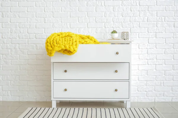 Chest Drawers Knitted Plaid White Brick Wall — 스톡 사진