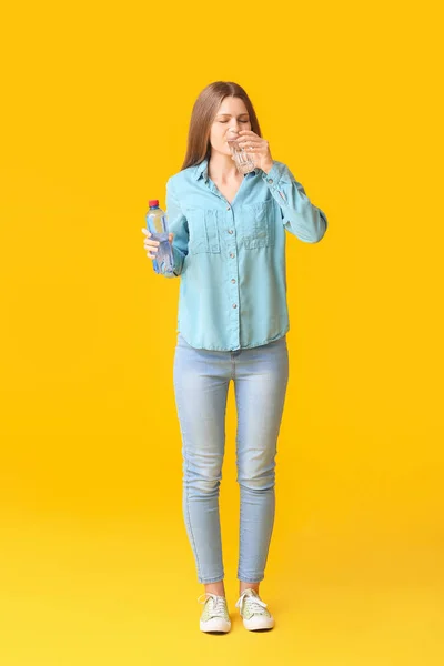 Vrouw Met Probleem Van Overmatige Dorst Kleur Achtergrond Symptomen Van — Stockfoto