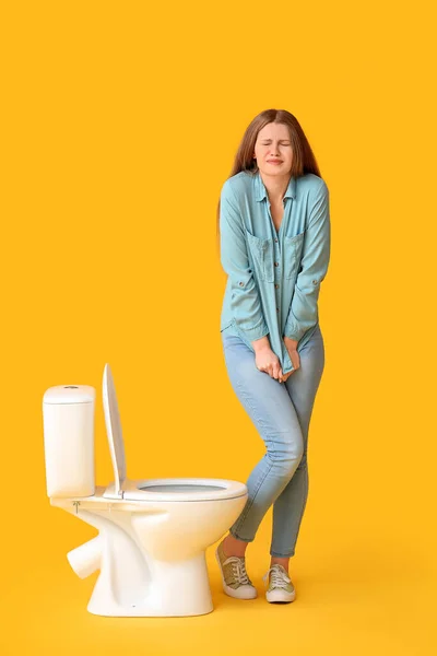Женщина Проблемой Частого Мочеиспускания Цветном Фоне Симптомы Диабета — стоковое фото