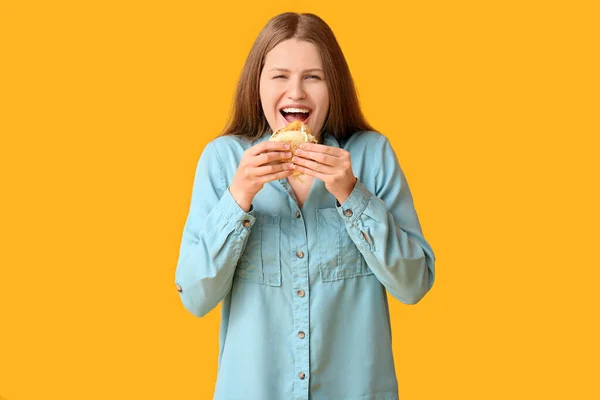Kobieta Problemem Silnego Głodu Tle Koloru Objawy Cukrzycy — Zdjęcie stockowe