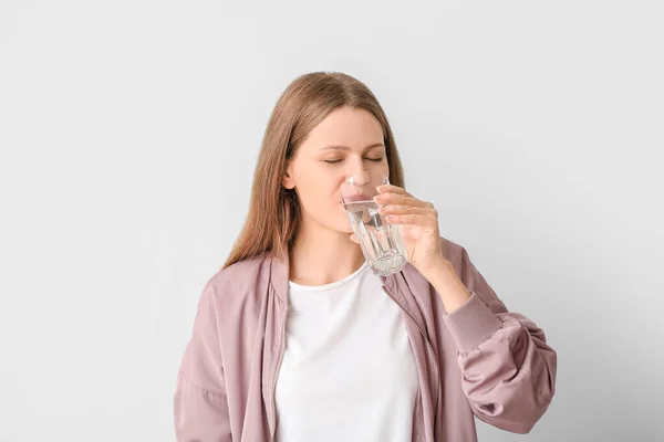 Frau Mit Übermäßigem Durst Auf Hellem Hintergrund Diabetes Symptome — Stockfoto