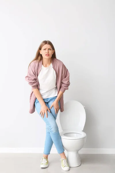厕所里经常排尿的女人 糖尿病症状 — 图库照片