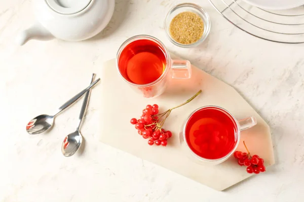 Tassen Mit Gesundem Viburnum Tee Auf Dem Tisch — Stockfoto