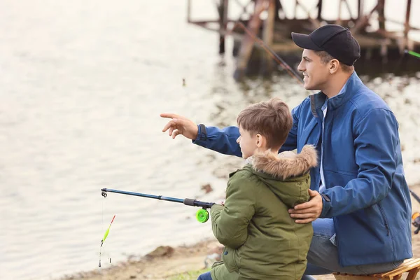 Маленький Хлопчик Його Батько Рибалять Річці — стокове фото