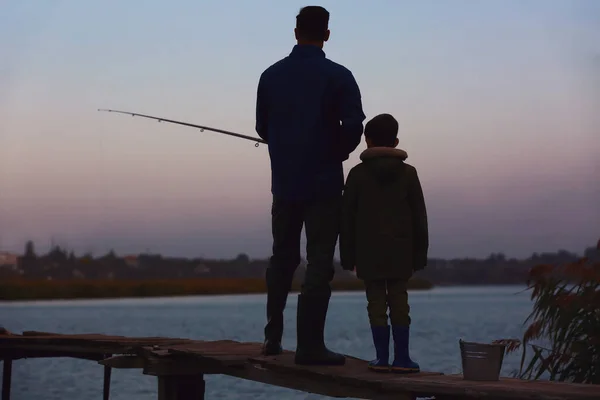 Silhouet Van Kleine Jongen Zijn Vader Vissen Avonds Rivier — Stockfoto