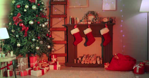 Interieur Des Wohnzimmers Mit Kamin Für Weihnachten Dekoriert — Stockvideo