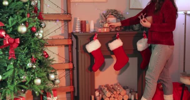 Mujer Decorando Chimenea Casa Víspera Navidad — Vídeos de Stock