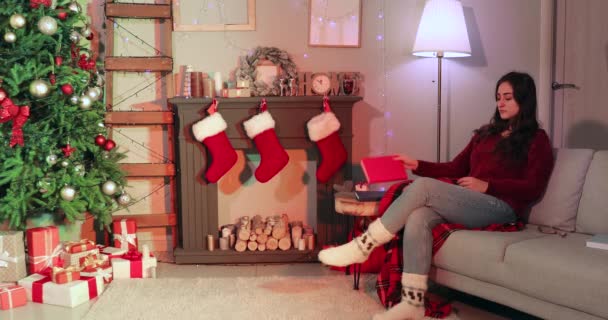 Mujer Leyendo Libro Cerca Chimenea Casa Víspera Navidad — Vídeo de stock