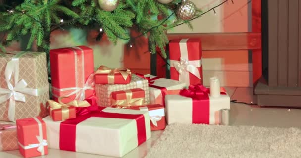Interieur Des Wohnzimmers Mit Kamin Für Weihnachten Dekoriert — Stockvideo