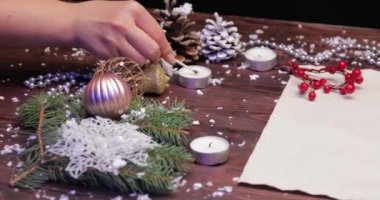 Ahşap masanın üzerinde boş harflerle güzel bir Noel dekoru.