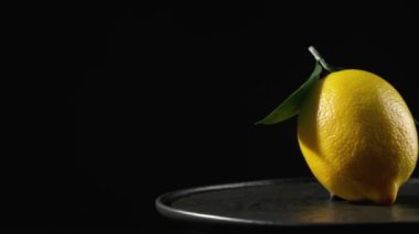 Koyu arkaplanda taze limon tabağı