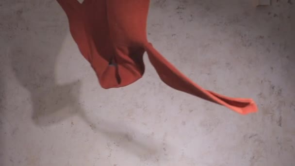 Літаючий Зимовий Одяг Сірому Фоні — стокове відео