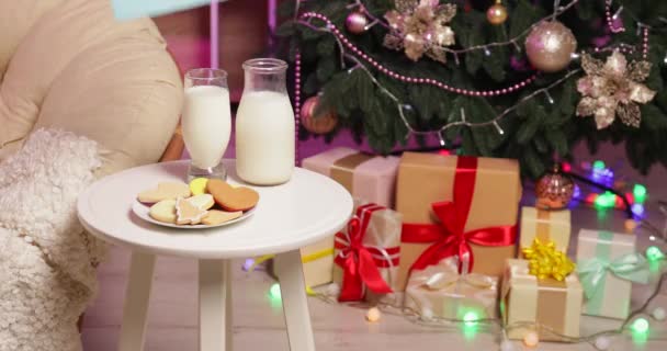 Frau Legt Brief Weihnachtsmann Mit Keksen Und Milch Hause Auf — Stockvideo