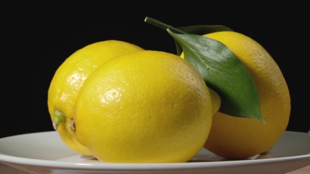 Piatto Girevole Con Limoni Freschi Fondo Scuro Primo Piano — Video Stock