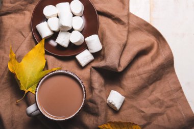 Masada marşmelov olan bir fincan sıcak kakao.