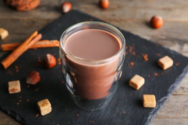 Masada sıcak kakao içeceği var.