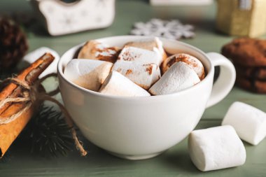 Masada marşmelov olan bir fincan sıcak kakao.