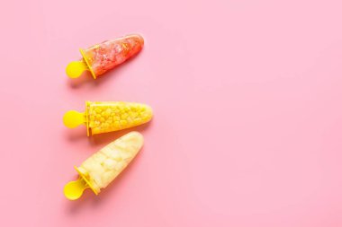 Renkli arkaplanda farklı sebzeli dondurma.