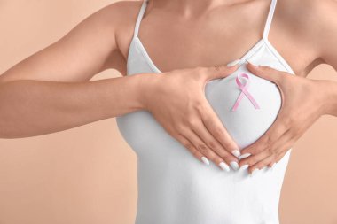 Pembe kurdeleli genç bir kadın. Göğüs kanseri farkındalığı konsepti