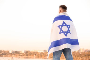 İsrail bayrağı taşıyan bir adam, dış görünüş