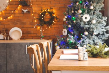 Noel için dekore edilmiş modern mutfağın içi.