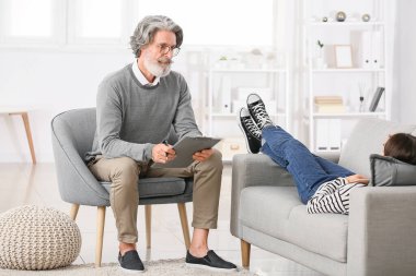 Ofiste genç bir kızla çalışan erkek psikolog.