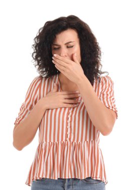 Beyaz arka planda genç alerjik kadın