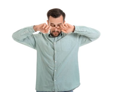 Beyaz arka planda alerjik bir adam.