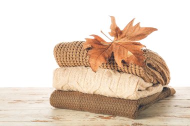 Masadaki sonbahar kıyafetlerini beyaz arkaplana karşı stil et