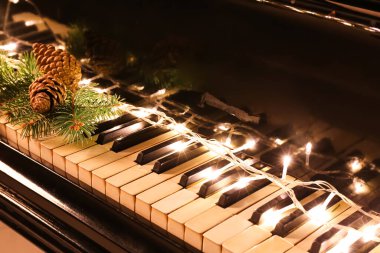 Noel dekorlu büyük piyano, yakın plan.