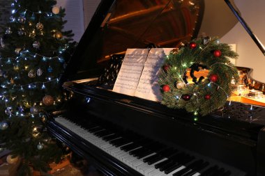 Noel için dekore edilmiş büyük piyano.