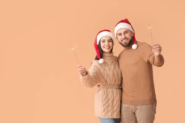 Renkli arka planda Noel havai fişekleri olan genç çift