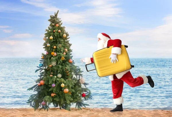 Ejecución Santa Claus Con Equipaje Balneario Víspera Navidad — Foto de Stock