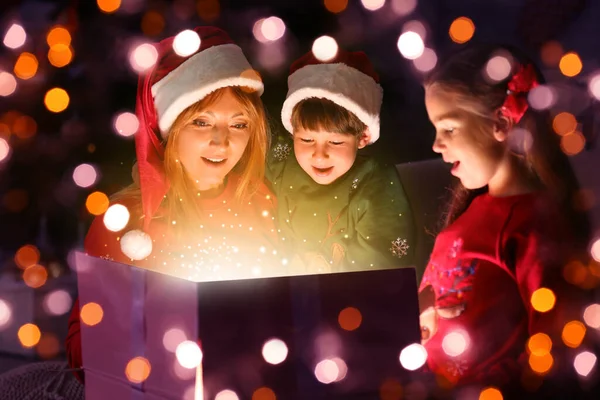 Mor Med Små Barn Öppnar Stor Gåva Julafton Hemma — Stockfoto