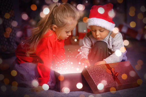 Niedliche Kleine Kinder Mit Weihnachtsgeschenk Hause — Stockfoto
