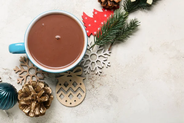 Tazza Bevanda Calda Cacao Con Decorazioni Natalizie Sfondo Chiaro — Foto Stock