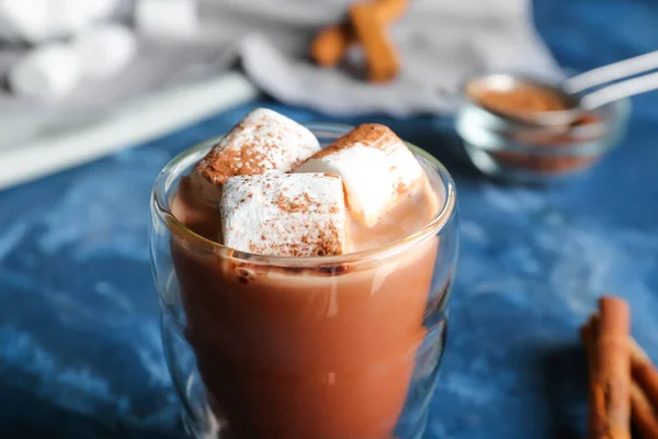 Glass Hot Cacao Drink Marshmallows Color Background — Stock Photo, Image