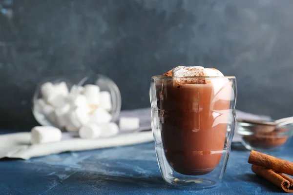 Glass Hot Cacao Drink Marshmallows Color Background — Stock Photo, Image