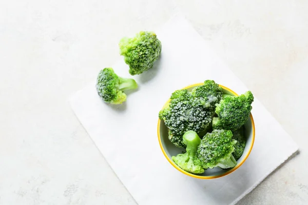 Bol Avec Brocoli Congelé Sur Fond Clair — Photo