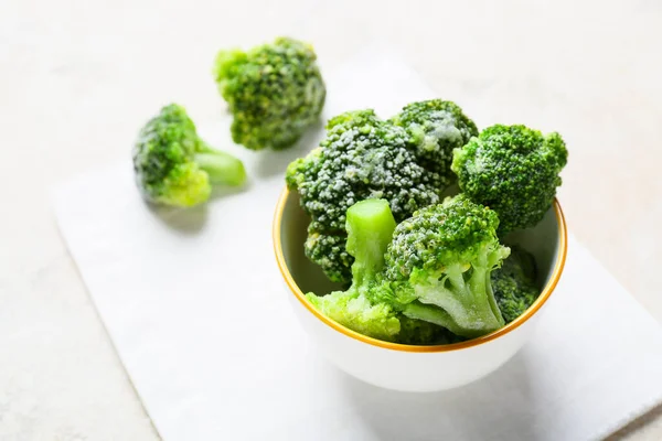 Skål Med Frossen Broccoli Lys Baggrund - Stock-foto