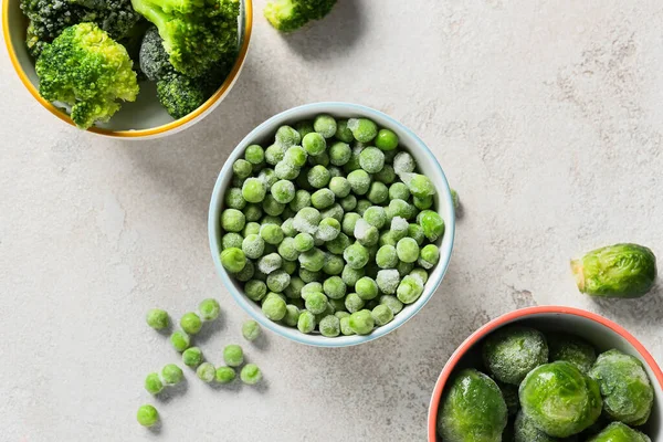 Cuencos Con Diferentes Verduras Congeladas Sobre Fondo Blanco — Foto de Stock