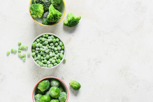 Cuencos Con Diferentes Verduras Congeladas Sobre Fondo Blanco — Foto de Stock