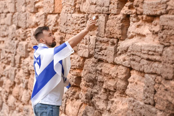 Man Flag Israel Placing Note Wailing Wall — Stock Photo, Image