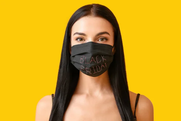 Schöne Junge Frau Medizinischer Maske Auf Farbigem Hintergrund Black Friday — Stockfoto