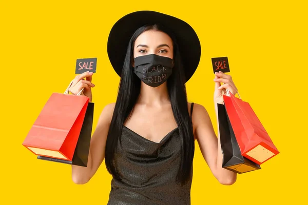 Schöne Junge Frau Mit Einkaufstaschen Und Kreditkarten Auf Farbigem Hintergrund — Stockfoto