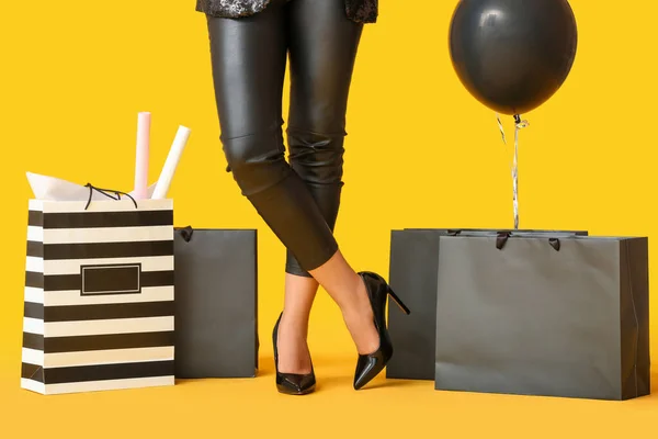 Schöne Junge Frau Mit Einkaufstaschen Und Luftballon Auf Farbigem Hintergrund — Stockfoto